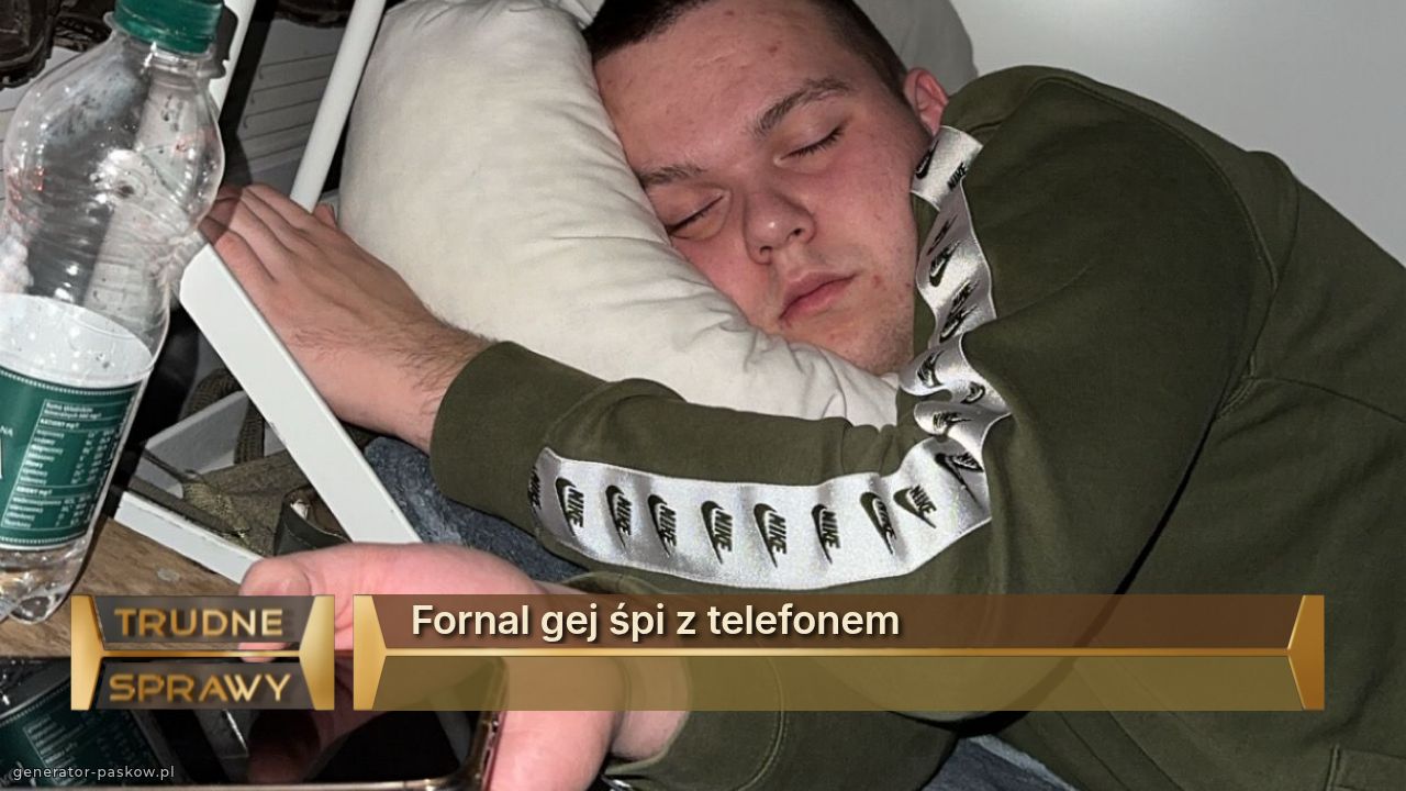 Fornal gej śpi z telefonem 
