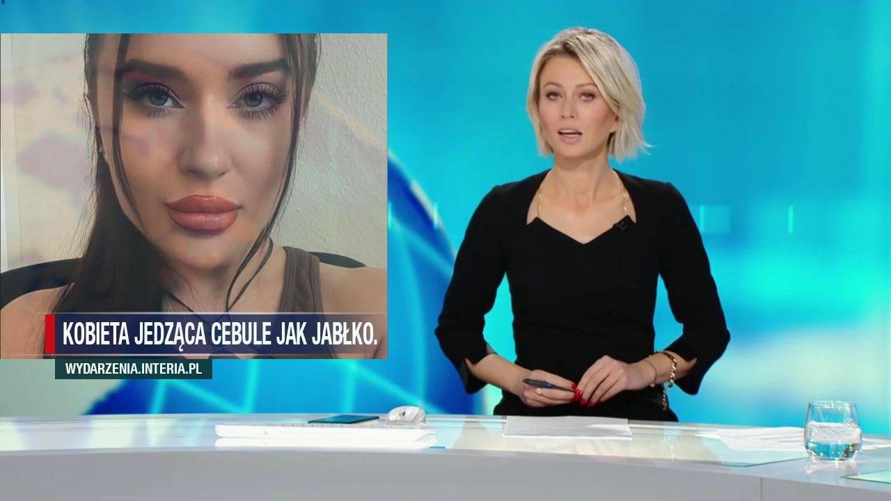 Kobieta jedząca cebule jak jabłko.