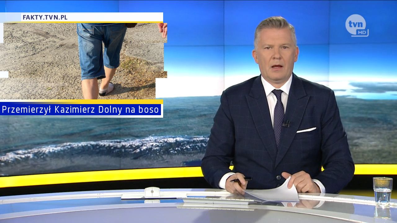 Przemierzył Kazimierz Dolny na boso