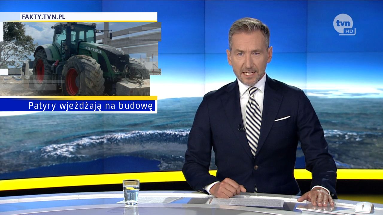 Patyry wjeżdżają na budowę 